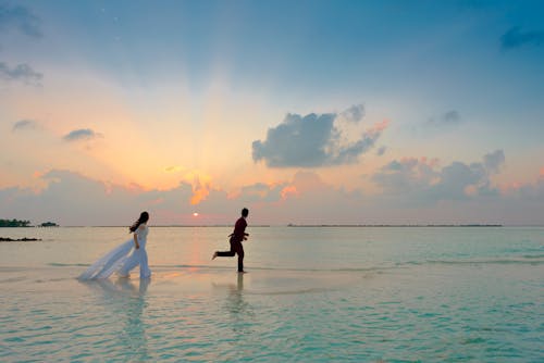 免费 男人和女人站在海边 素材图片