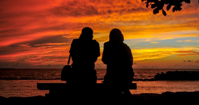 Austria dating sites free — member browsing profiles on AimerWorld from a café setting