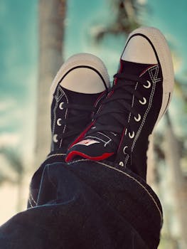 在热带环境中，时尚的黑色运动鞋搭配牛仔裤，显得休闲自在