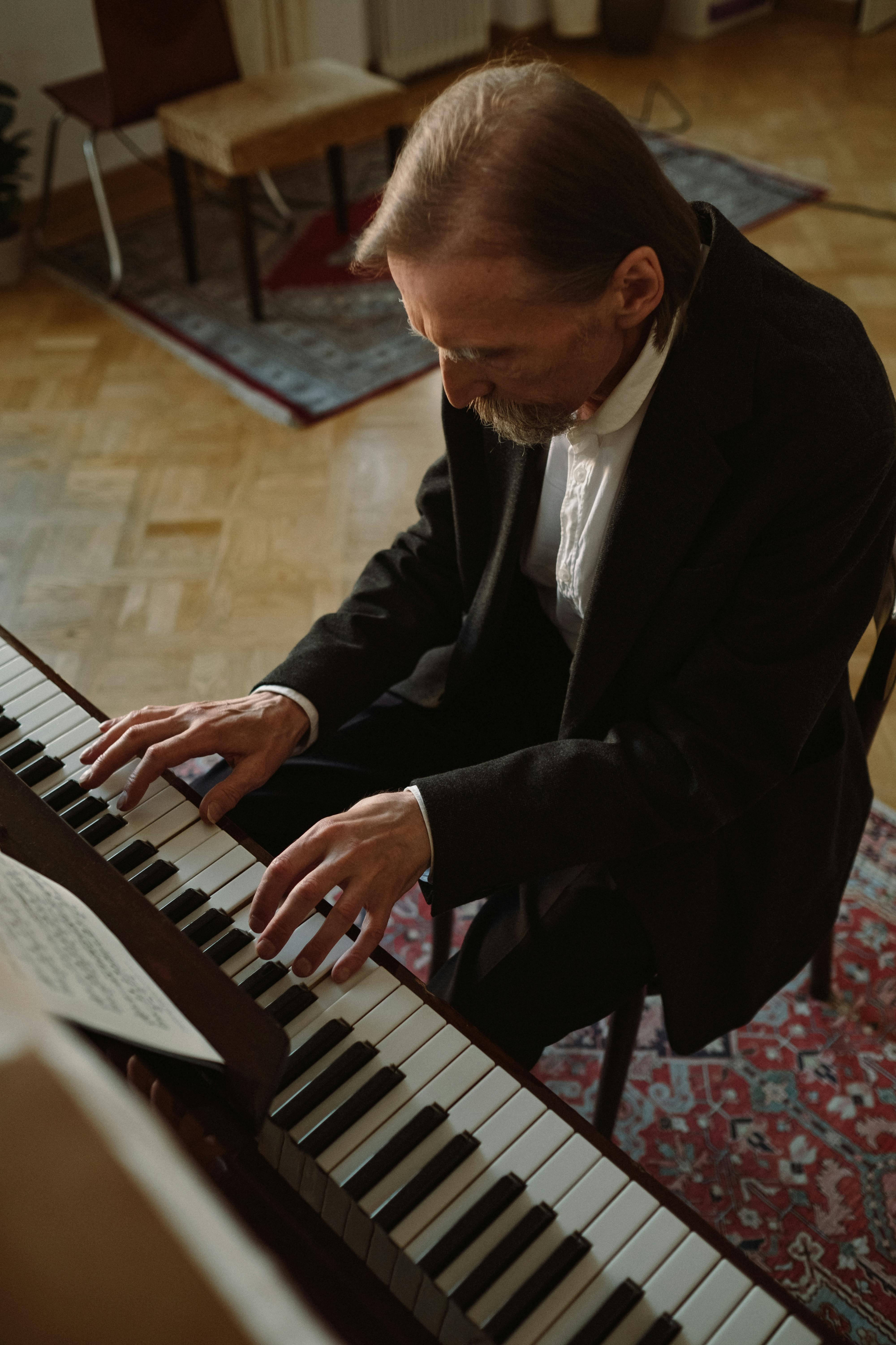Volwassene die keyboard speelt