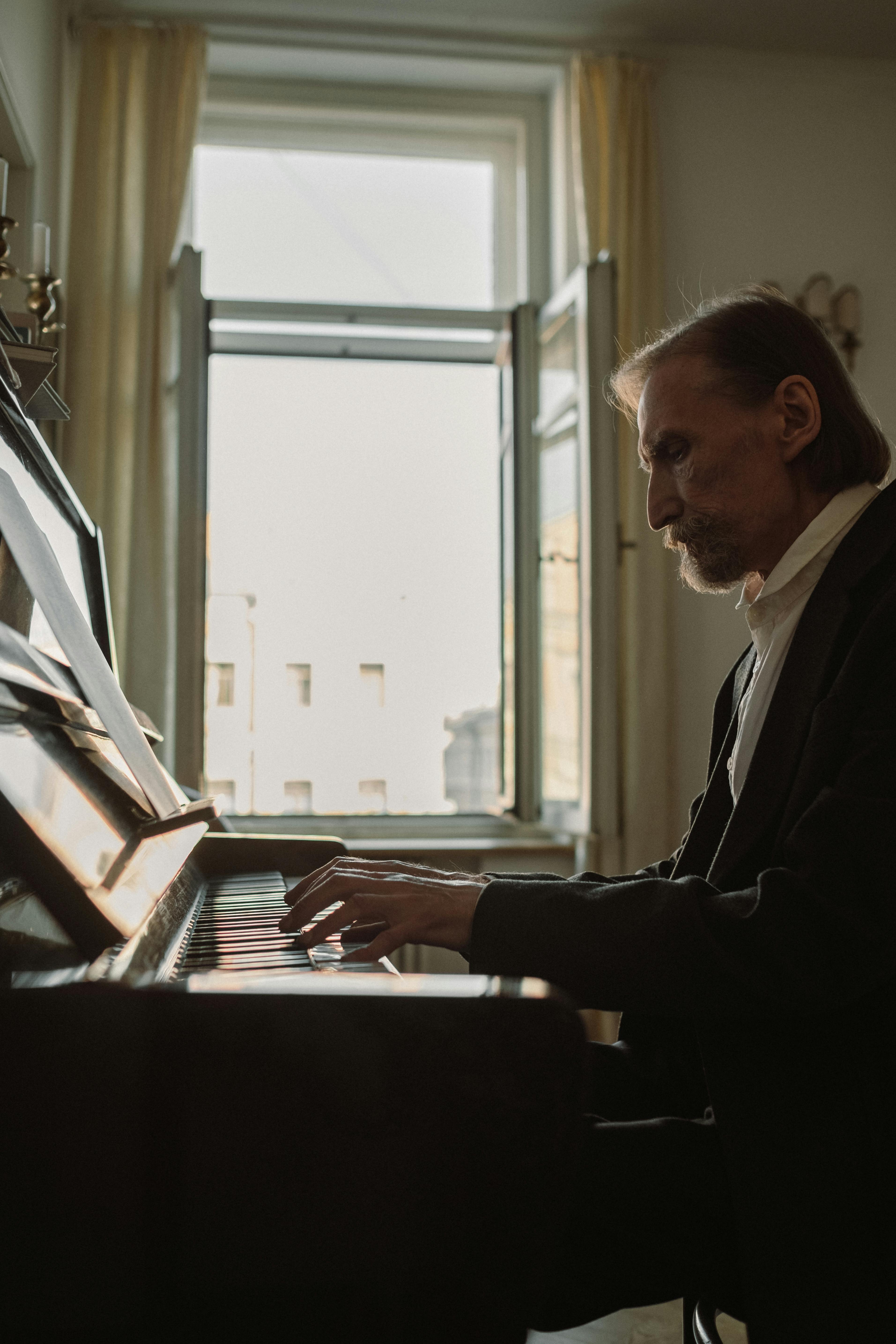 Homem tocando piano · Foto grátisHomem tocando piano · Foto grátis  