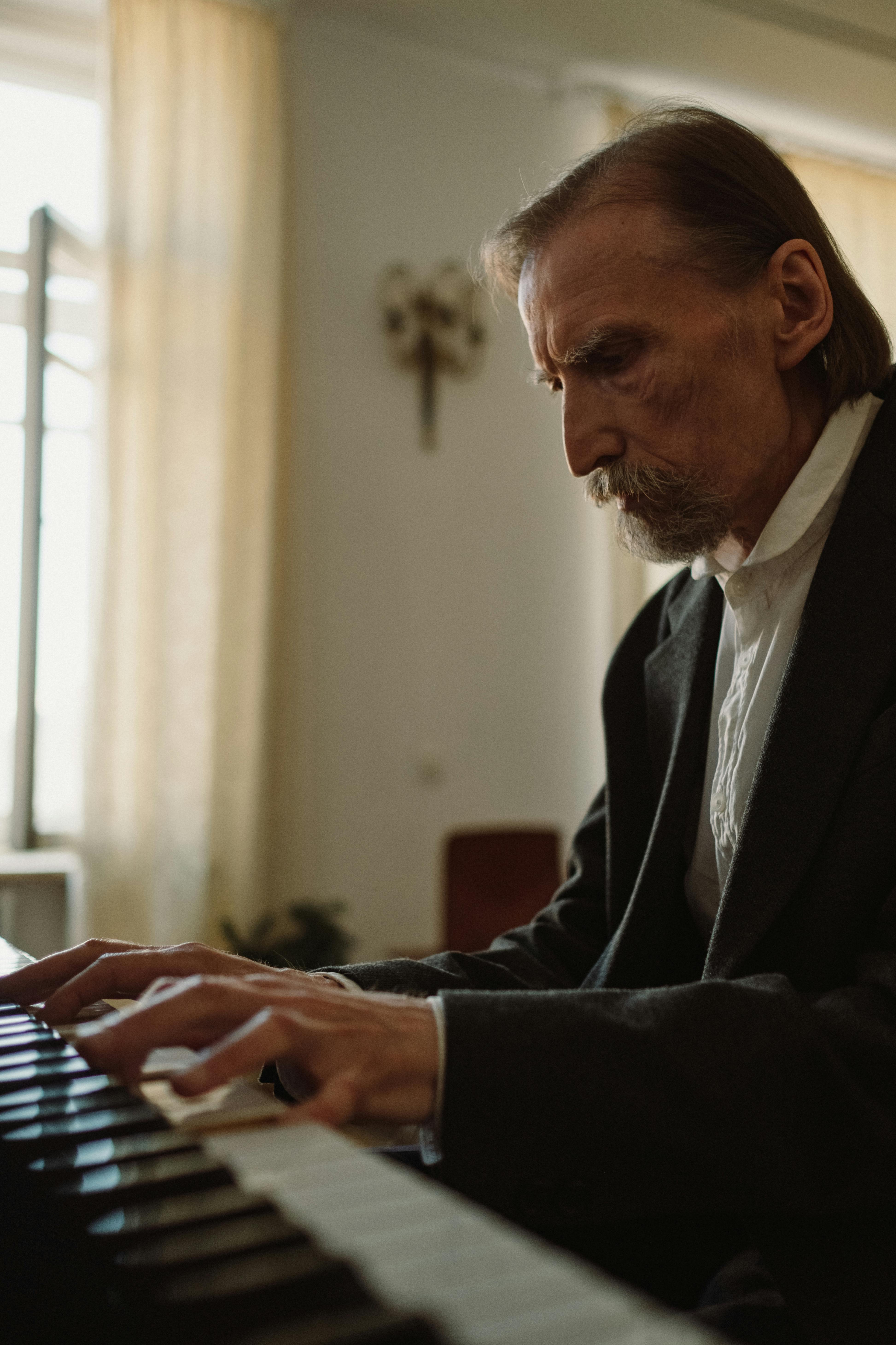 Homem tocando piano · Foto grátisHomem tocando piano · Foto grátis  