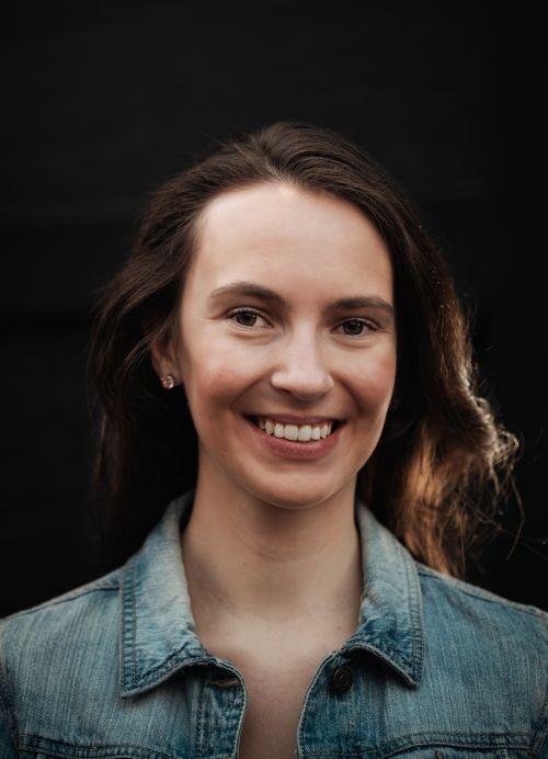 Free A cheerful portrait of a woman wearing a denim jacket, smiling warmly. Stock Photo