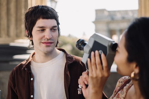 Fotobanka s bezplatnými fotkami na tému analógový fotoaparát. analógová kamera, blúzka, čierne vlasy