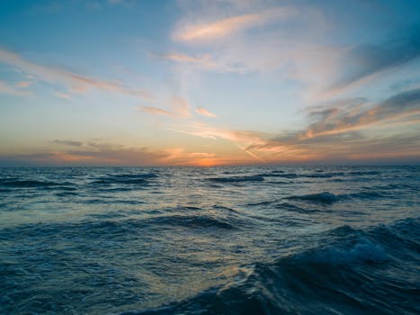 日落时分，海面宁静，波光粼粼，天空色彩缤纷，非常适合休闲主题