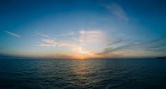 宁静的海洋日落、充满活力的天空和平静的水域，是营造宁静场景的理想选择