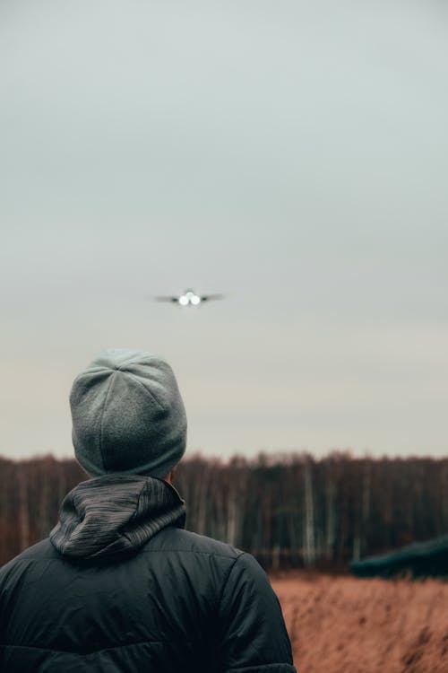 Základová fotografie zdarma na téma čepka, osoba, pohled zezadu