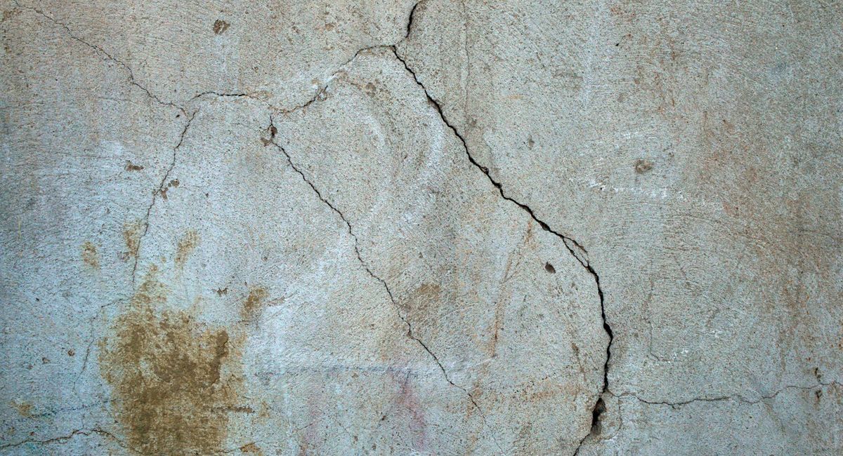pexels-photo-10255240 Comment réparer une grosse fissure sur un mur extérieur sans tout rater ?