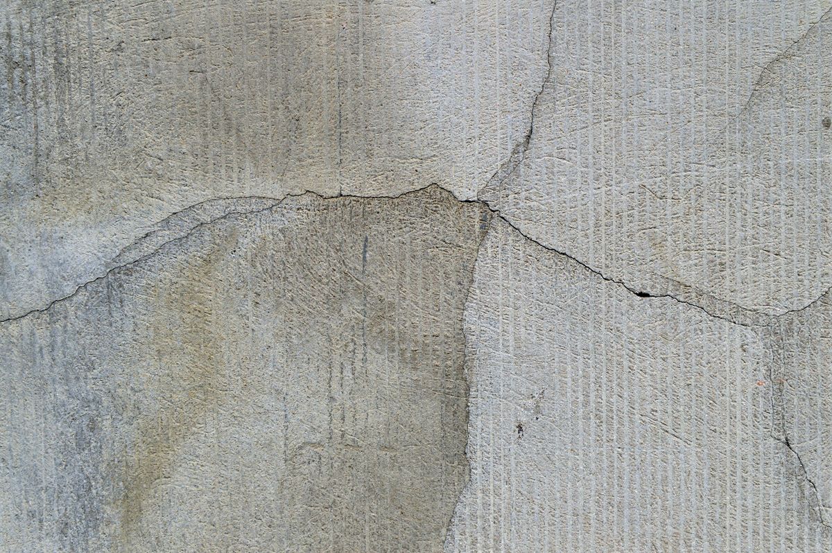 Fassadenschäden erkennen: Risse und Abplatzungen an einer Wand