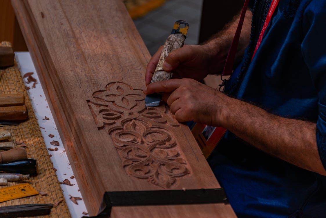 Preparación de un bloque para tallar – Talla de elementos decorativos en  madera
