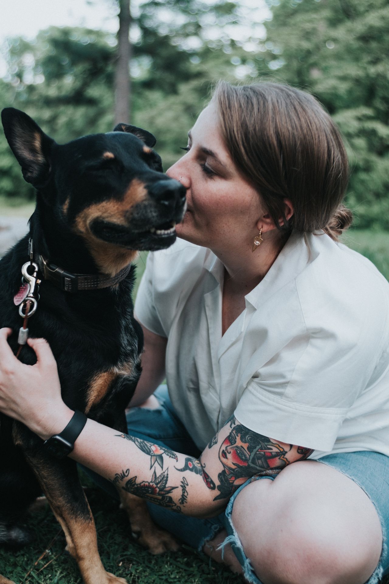 Une personne embrasse tendrement son chien