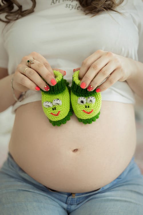 Безкоштовне стокове фото на тему «вагітний живіт, вертикальні постріл, Дитяче взуття»