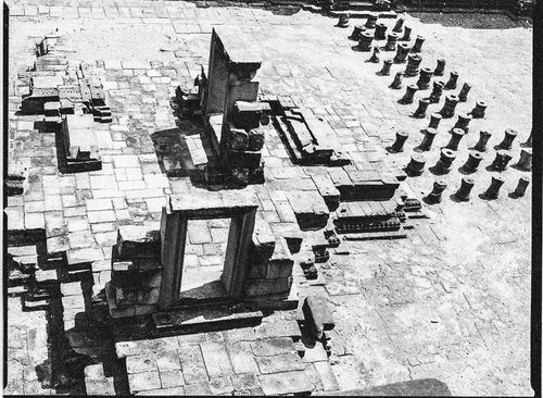 Free Explore the vast expanse of ancient stone ruins from an aerial perspective. Stock Photo