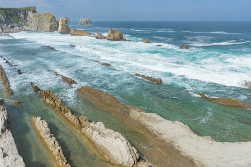 Foto profissional grátis de corroído, litoral, mar