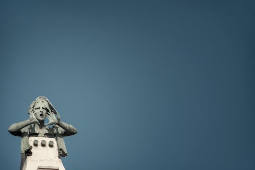 Photo of Gray Howling Woman Statue