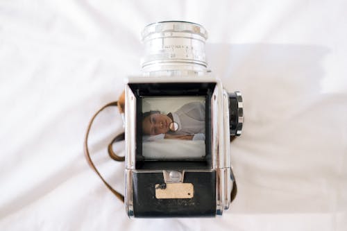 бесплатная Бесплатное стоковое фото с аналоговая камера, белый фон, белье Стоковое фото