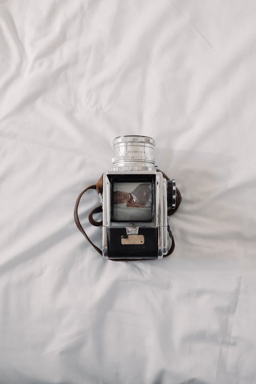 Základová fotografie zdarma na téma analogový fotoaparát, bílé pozadí, doma