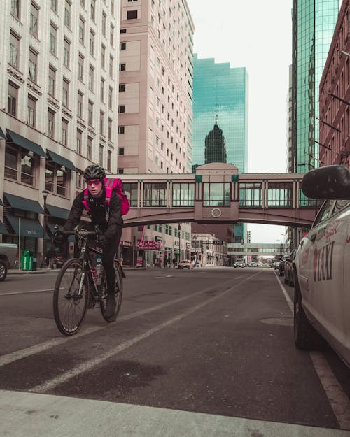 Foto De Um Homem Andando De Bicicleta Na Estrada