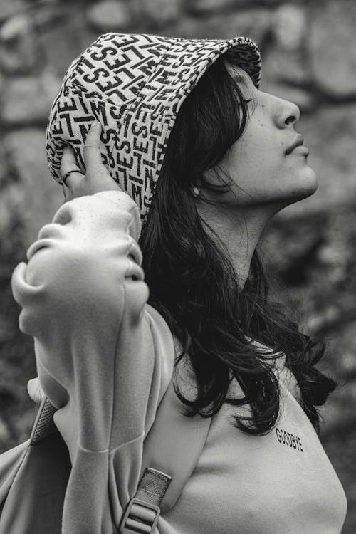 Darmowe zdjęcie z galerii z czarno-biały, kapelusz wiadro, kobieta