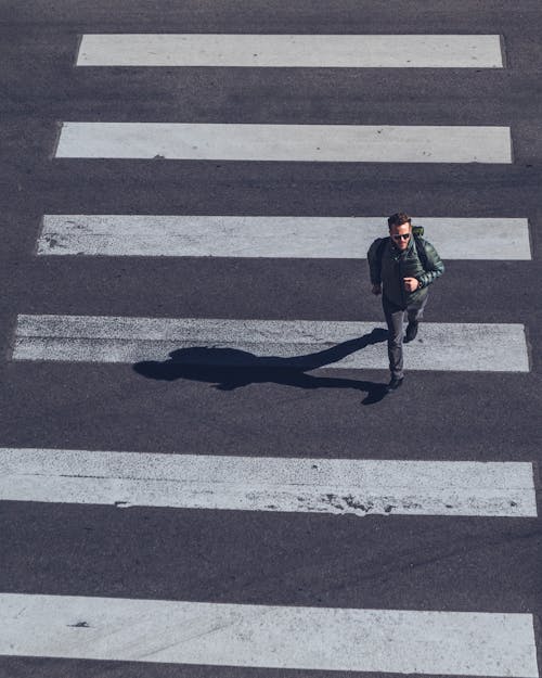 無料 歩行者専用車線を横断する男 写真素材