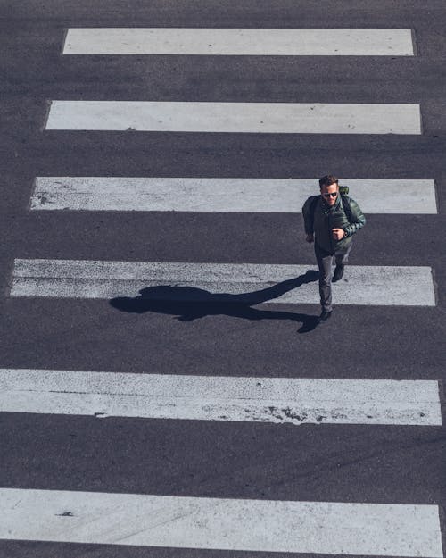 Foto d'estoc gratuïta de adult, carrer, carretera