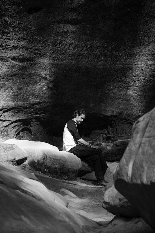 bezplatná Základová fotografie zdarma na téma černobílý, jednobarevný, jeskyně Základová fotografie