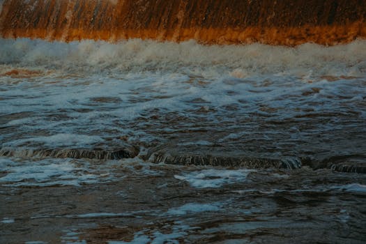 在动态的户外场景中，捕捉到湍急的瀑布水流