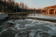 日落时分，公园里有一条河流，一座桥和一条瀑布