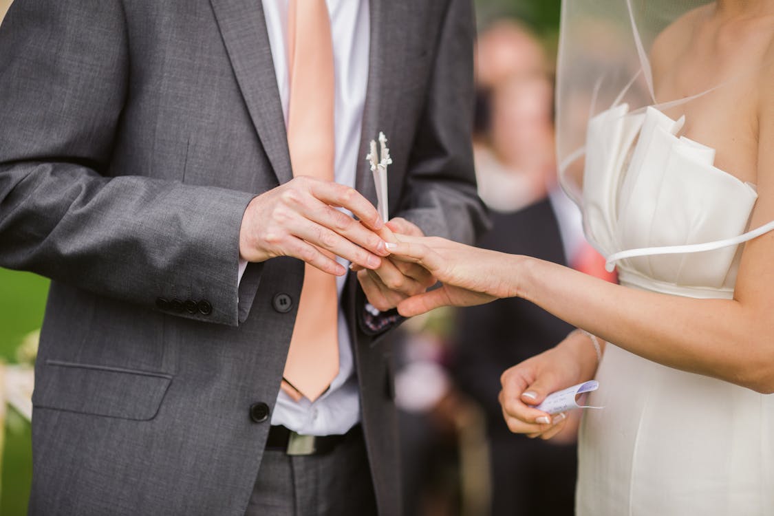 Photo Du Marié Mettant L'anneau De Mariage Sur Sa Mariée