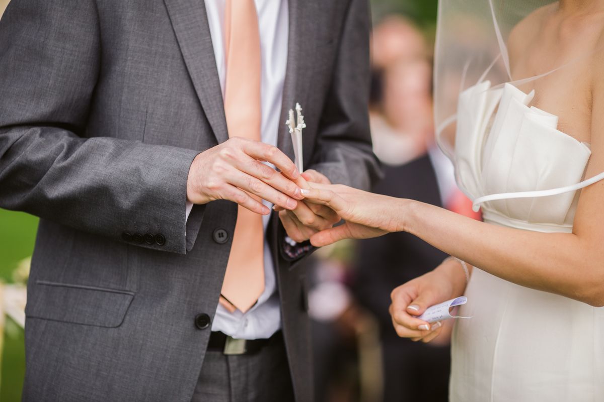 Novios intercambiando anillos en una ceremonia al aire libre