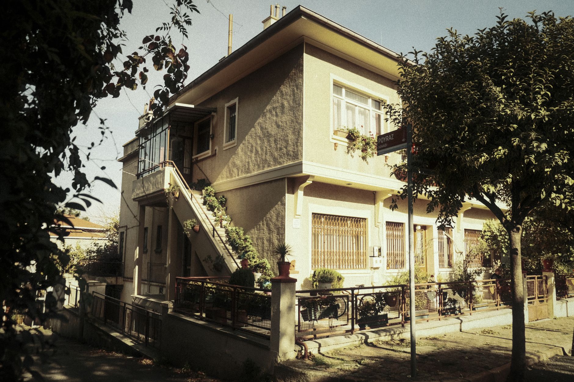 Farklı özel öğretim kurumlarının görselleri kolajı