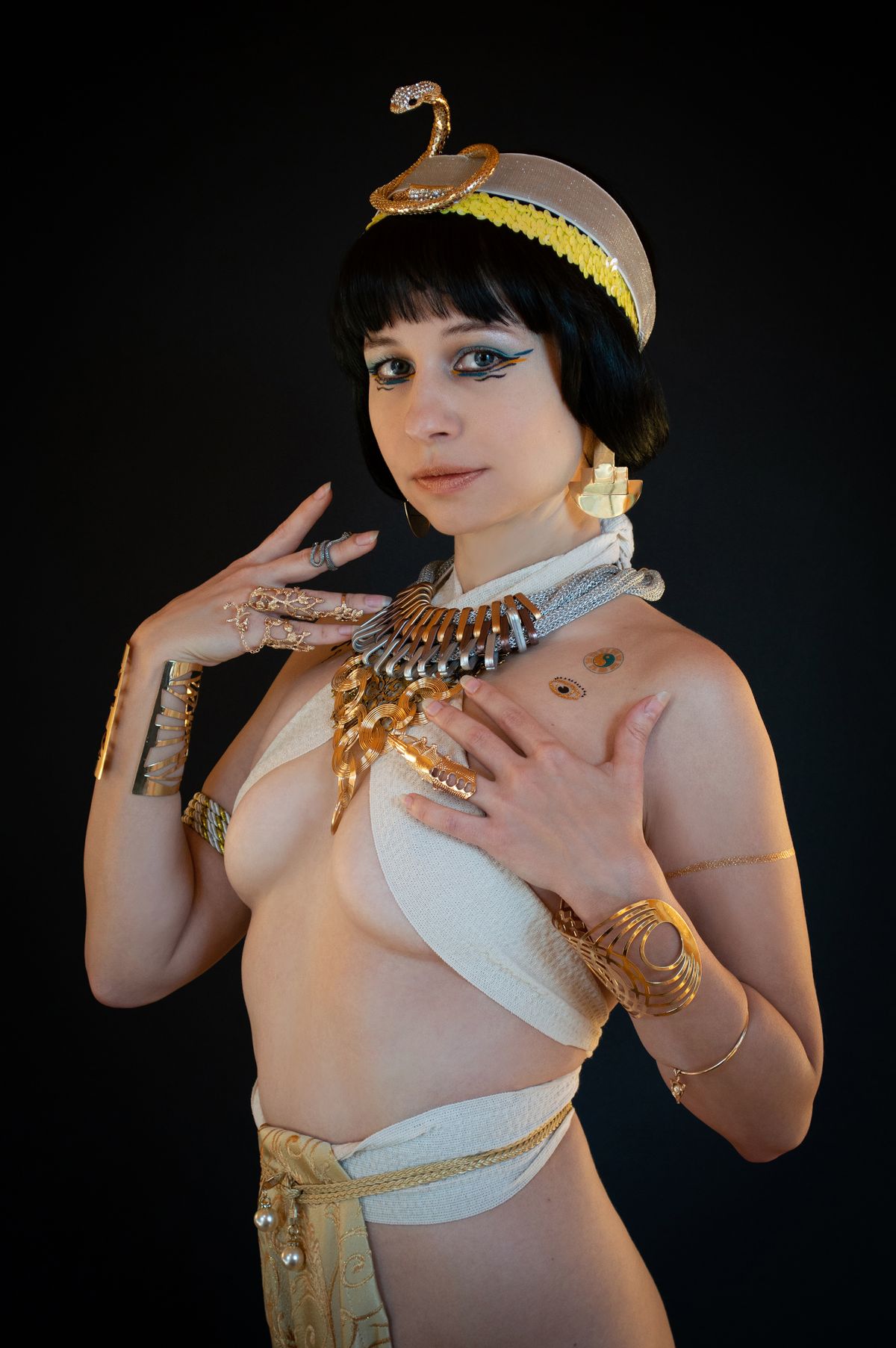 Modelo con vestuario y joyería inspirados en el antiguo Egipto