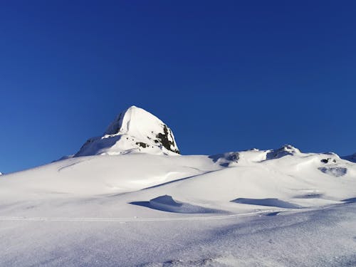 Kostenloses Stock Foto zu abenteuer, berg, blauem hintergrund