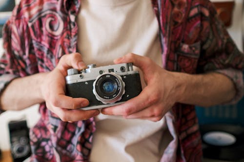 Fotobanka s bezplatnými fotkami na tému analógový fotoaparát. analógová kamera, držanie, fotograf