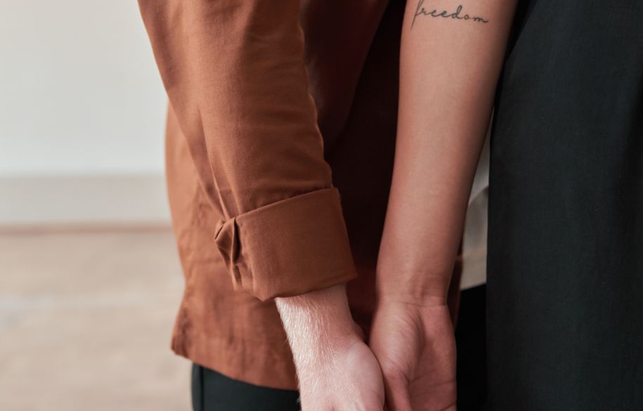 Online dating: starting a conversation on a niche platform