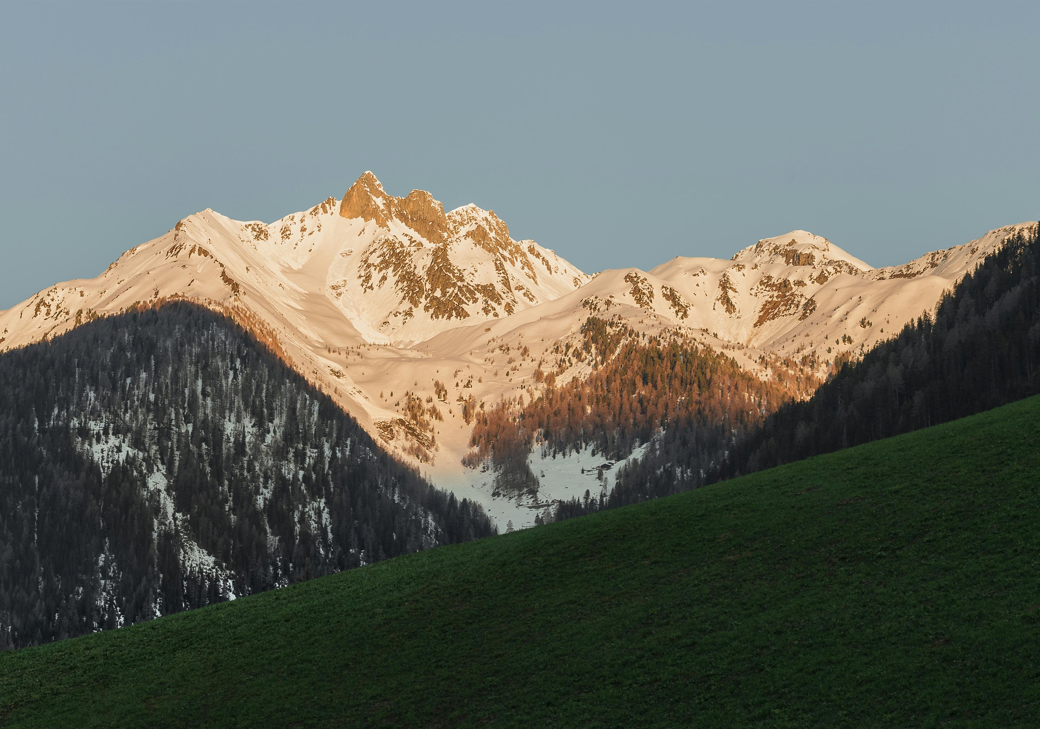 日出时分，阿尔卑斯山白雪皑皑，其壮丽与秀美的景色令人惊叹