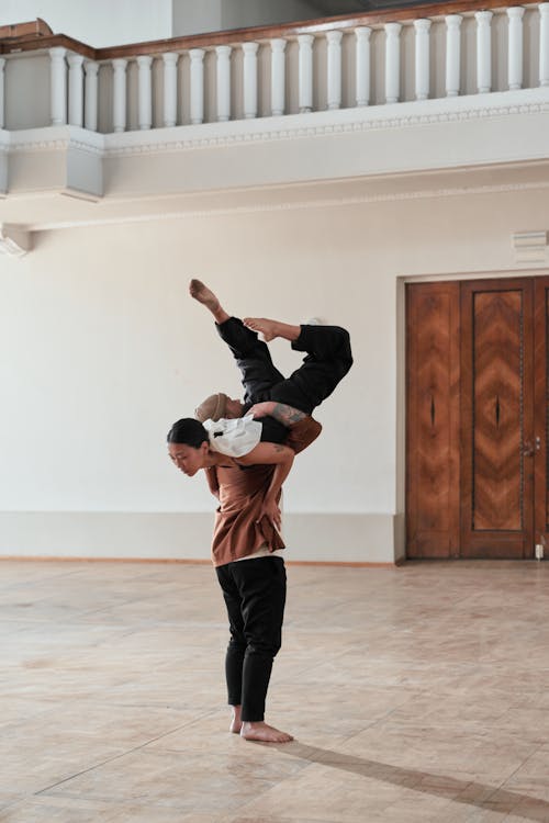 Free A Man Lifting a Woman Stock Photo