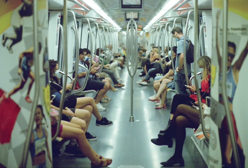 Călători în metroul din Roma, într-o fotografie de film