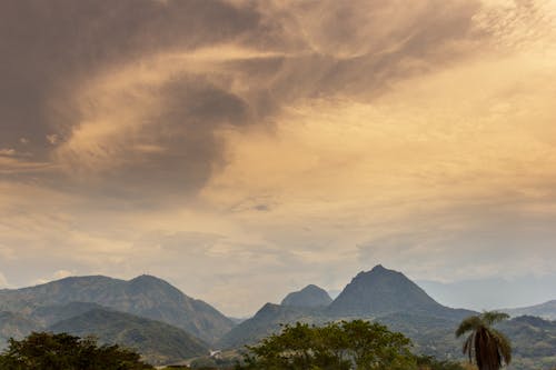 多雲的天空下山的風景