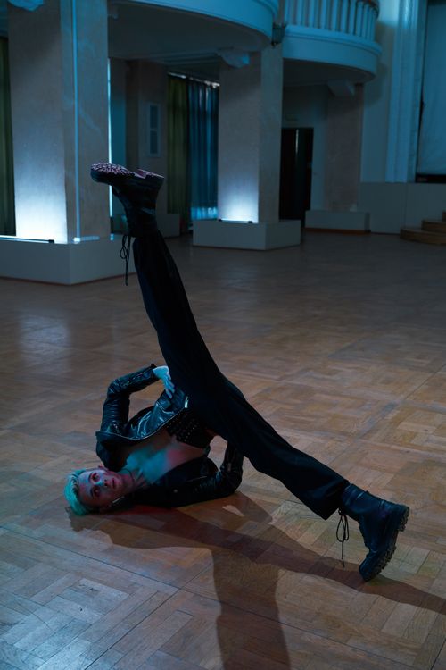 Free Contemporary dance performance with a flexible dancer indoors in a dramatic pose. Stock Photo