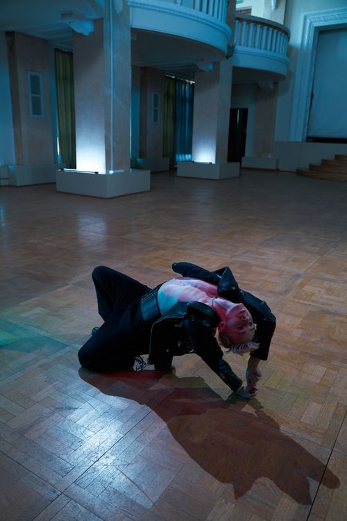 Free Energetic dancer performing expressive moves in a stylish venue, showcasing flexibility and modern dance. Stock Photo