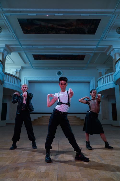 Free Three fashionable dancers posing indoors, showcasing modern and eccentric style. Stock Photo