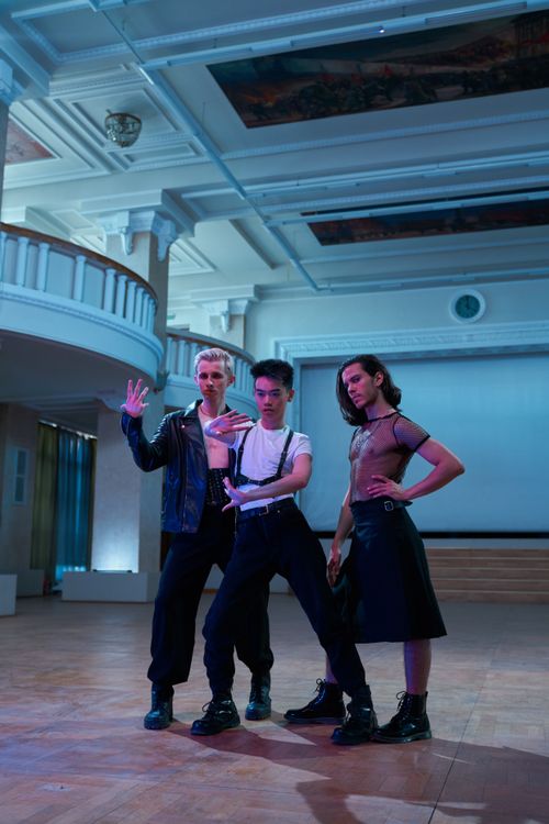 Free Three dancers in vintage hall, showcasing contemporary style and fashion flair. Stock Photo