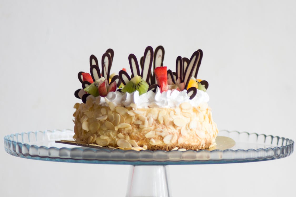 Photo De Gâteau Recouvert De Glaçage Brun Et Blanc Au Kiwi