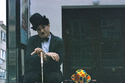 adam, charlie chaplin, Cosplay içeren Ücretsiz stok fotoğraf