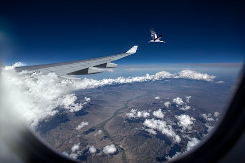 bezplatná Základová fotografie zdarma na téma křídlo letadla, mraky, obloha Základová fotografie