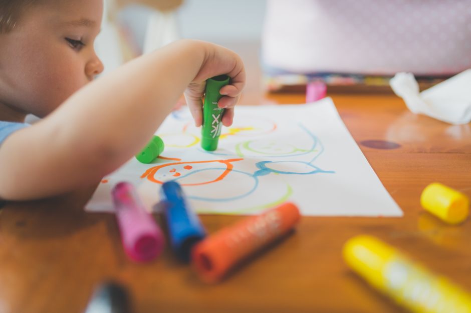 아이가 책상에서 그림을 그리는 분위기 사진 (출처: Pexels)