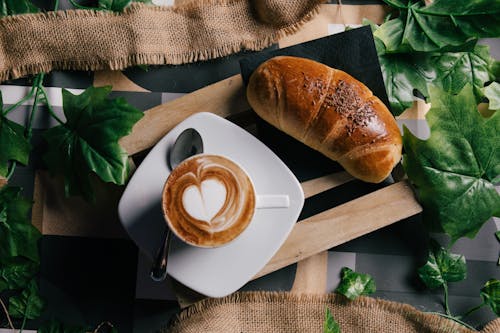 Kostnadsfri bild av bakverk, bröd, cappuccino