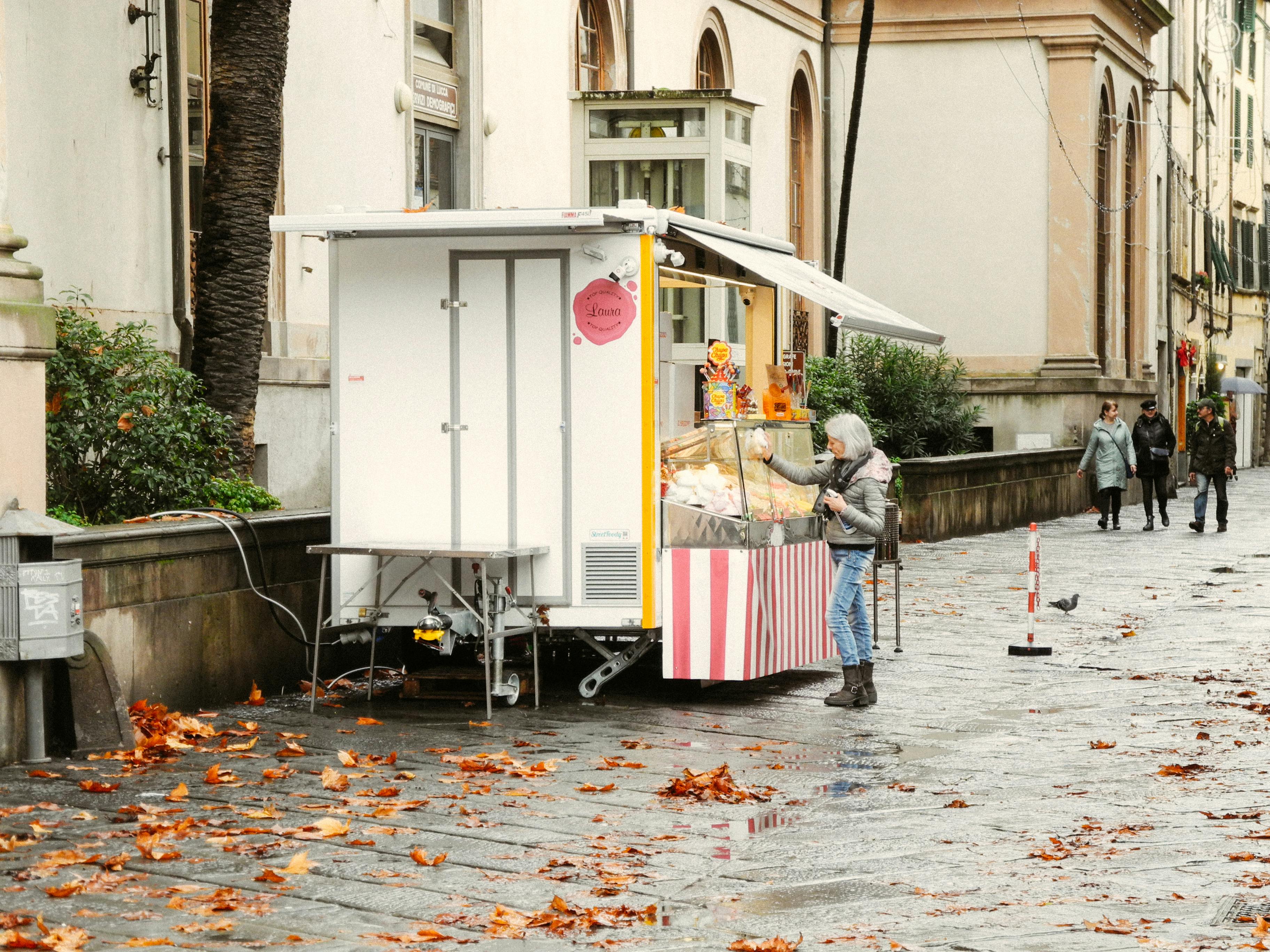 Foto de stock gratuita sobre calle, comprando, mujer, negocio, puesto de  comida, tiro vertical