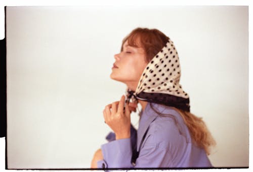 Gratis lagerfoto af bandana, kvinde, lukkede øjne
